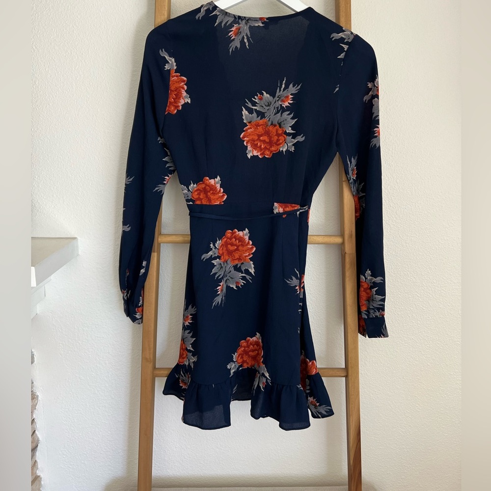 Super cute coral long sleeve short wrap dress! Size Small